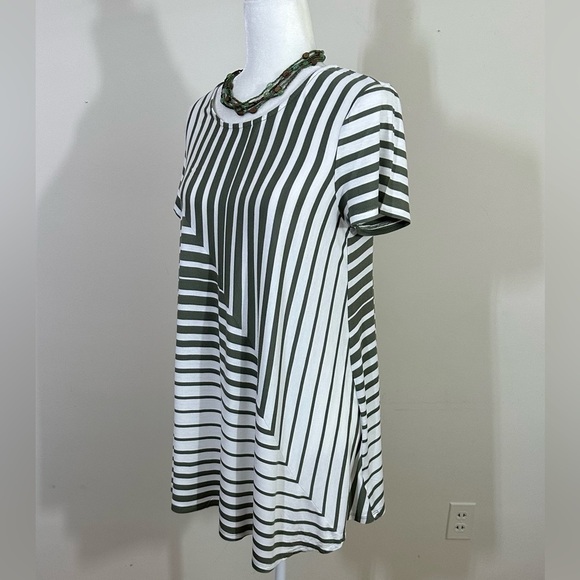 Jessica Simpson sz Md maternity top in olive and off white wandering stripes - Picture 12 of 15